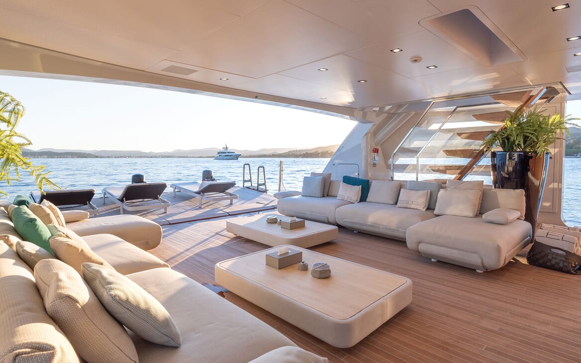 Motor Yacht LEL Lounge
